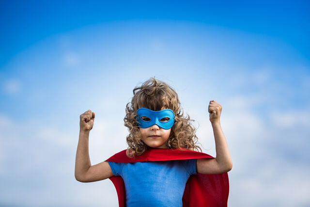 enfant avec cape et masque-super héro